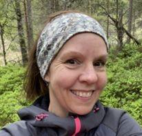 Et bilde som inneholder person, Menneskeansikt, tre, smil

KI-generert innhold kan være feil.