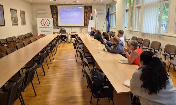 Et bilde som inneholder innendørs, stol, møbler, scenebilde

Automatisk generert beskrivelse