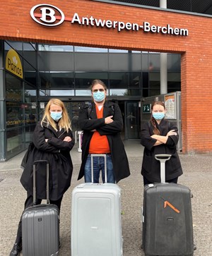 Tre streikende kulturarbeidere utenfor togstasjonen i Antwerpen