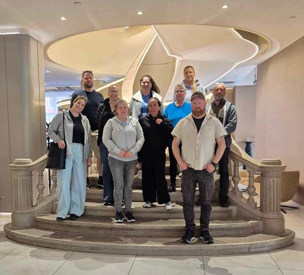 Et bilde som inneholder klær, tak, mann, person

Automatisk generert beskrivelse