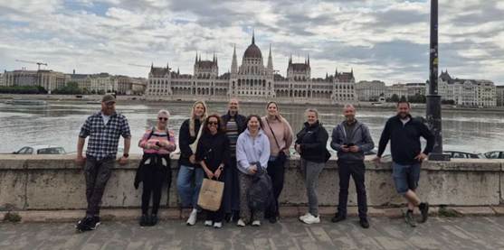 Et bilde som inneholder sky, utendørs, himmel, klær

Automatisk generert beskrivelse