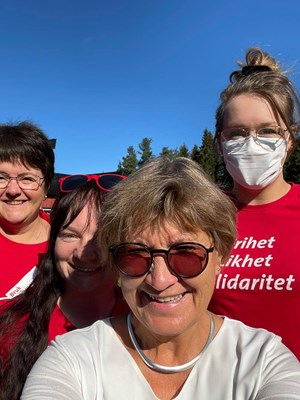 Fagforbundets leder Mette Nord tar en selfie sammen med medlemmer og tillitsvalgte ved Lyngholtet sykehjem i Elverum i valgkampen 2021