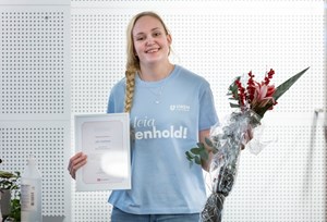Sofie Miettinen er årets renholder 2021. Her mottar hun prisen fra  Stein Guldbrandsen, leder i yrkesseksjon samferdsel og teknisk i Fagforbundet og rådgiver Olav Strømmen (t.v.) 