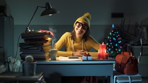 Kvinne jobber på kontor julaften