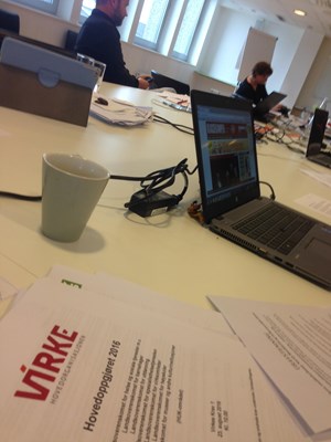 Papirer og datamaskin på et møtebord i forbindelse med tarifforhandlinger med Virke i 2016